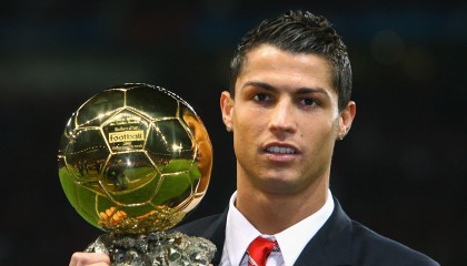 中国新星闪耀国际格斗赛场，激战五回合夺金腰带