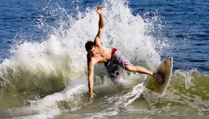 百米飞人巅峰对决 新星闪耀刷新赛季最佳