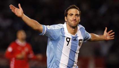 欧冠小组赛战火暂歇，枪手全胜强势领跑，四大豪门同积12分并驾齐驱