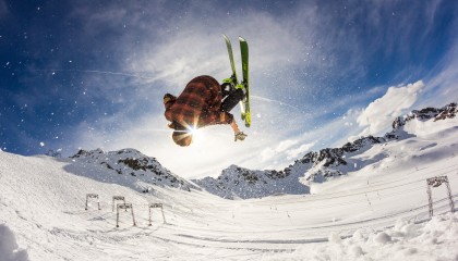 温网巅峰对决，新星闪耀与传奇延续的草地盛宴