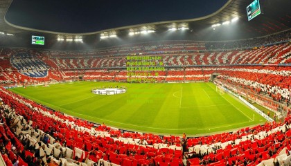 曼市德比话题24小时内阅读量突破8亿，曼联官方发布的绝杀视频获赞1200万次。著名球迷账号UnitedStand发文，20年来最好的德比胜利！而曼城球迷则质疑裁判多次争议判罚