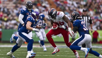 足坛震撼！天价转会刷新历史纪录，超级巨星加盟豪门引发全球热议