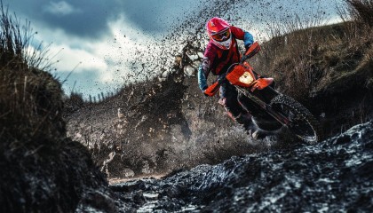 梦剧场星空下的温暖，曼联老特拉福德露宿夜为青年点亮归家之路